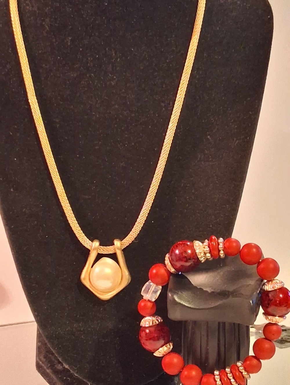 Vintage necklace features a gold-tone mesh chain and faux Pearl W/bracelet